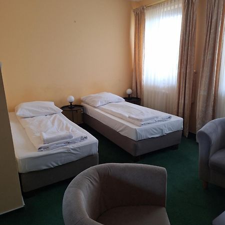 אוסטרוב וילקופולסקי Hotel Malwa מראה חיצוני תמונה