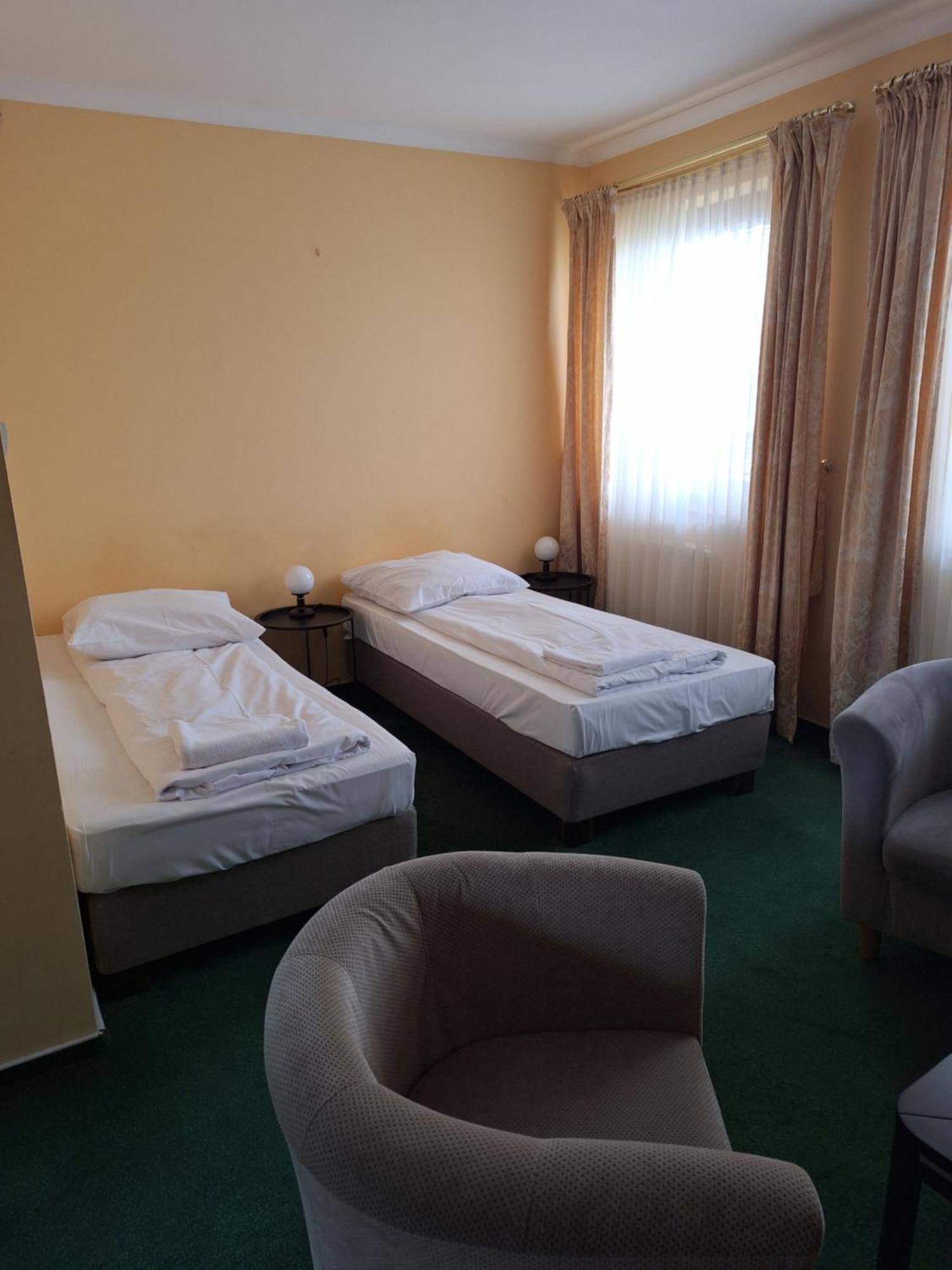 אוסטרוב וילקופולסקי Hotel Malwa מראה חיצוני תמונה